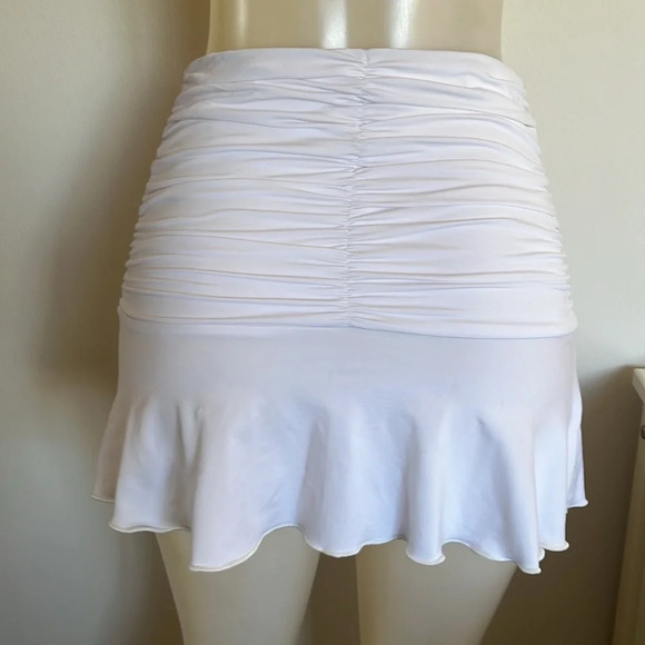 White mini skirt size Small great condition like new - Picture 4 of 4